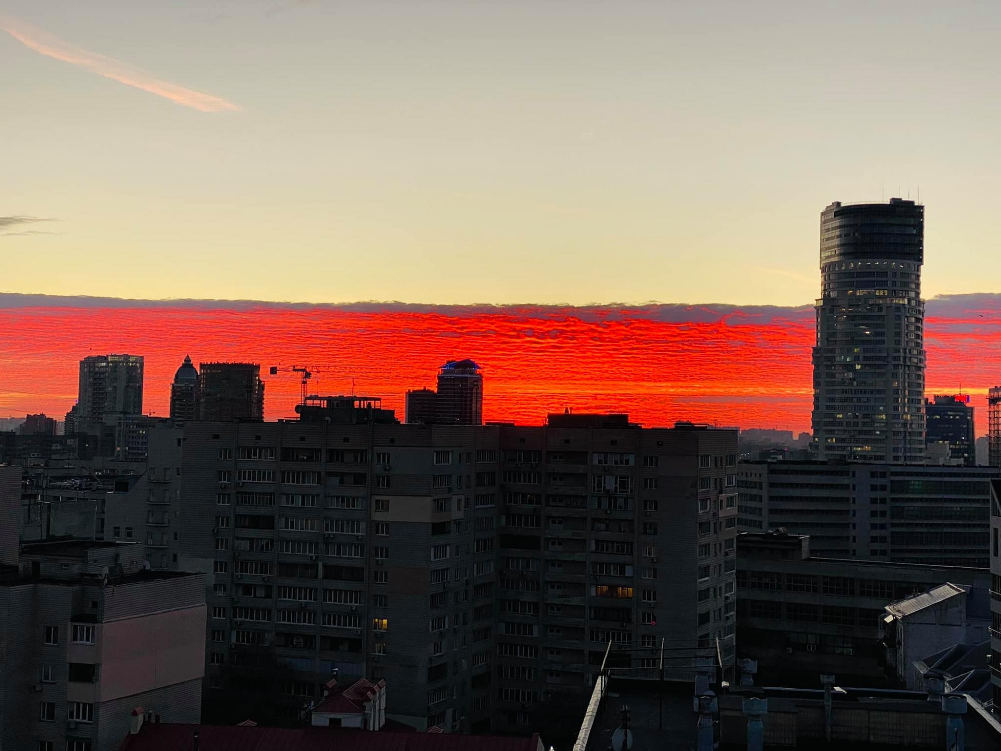 Над Києвом "палало" небо: дивіться неймовірні фото вогняного заходу сонця