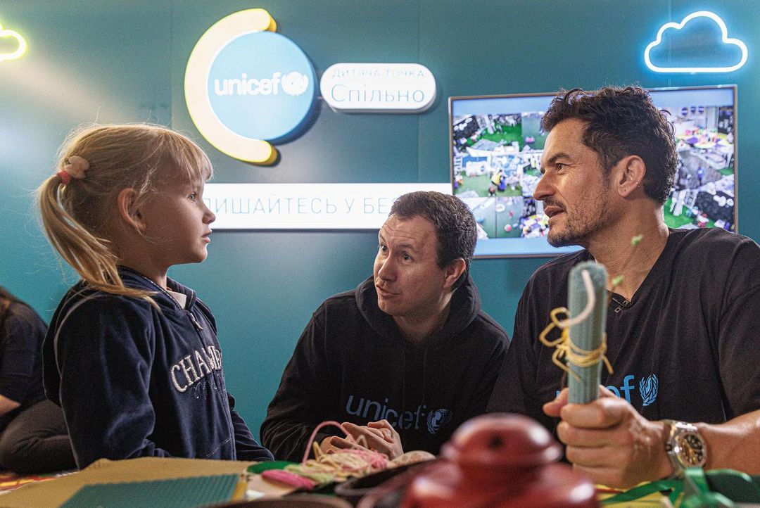 Краш Орландо Блум прогулявся вулицями Києва і пограв з дітьми: фото і відео