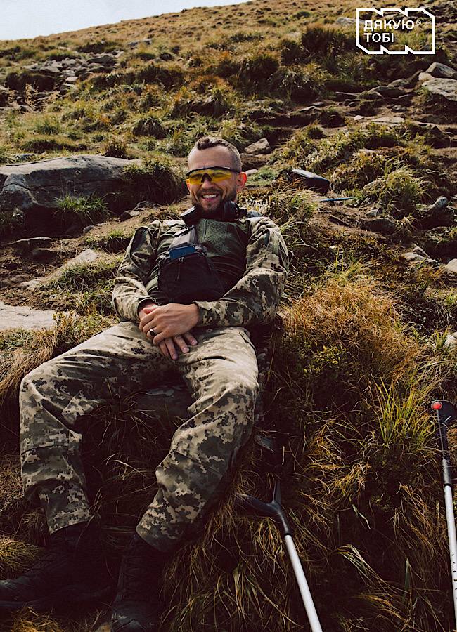 Український військовий "Кум" на милицях підкорив Говерлу і допоміг ЗСУ: подробиці героїчного вчинку