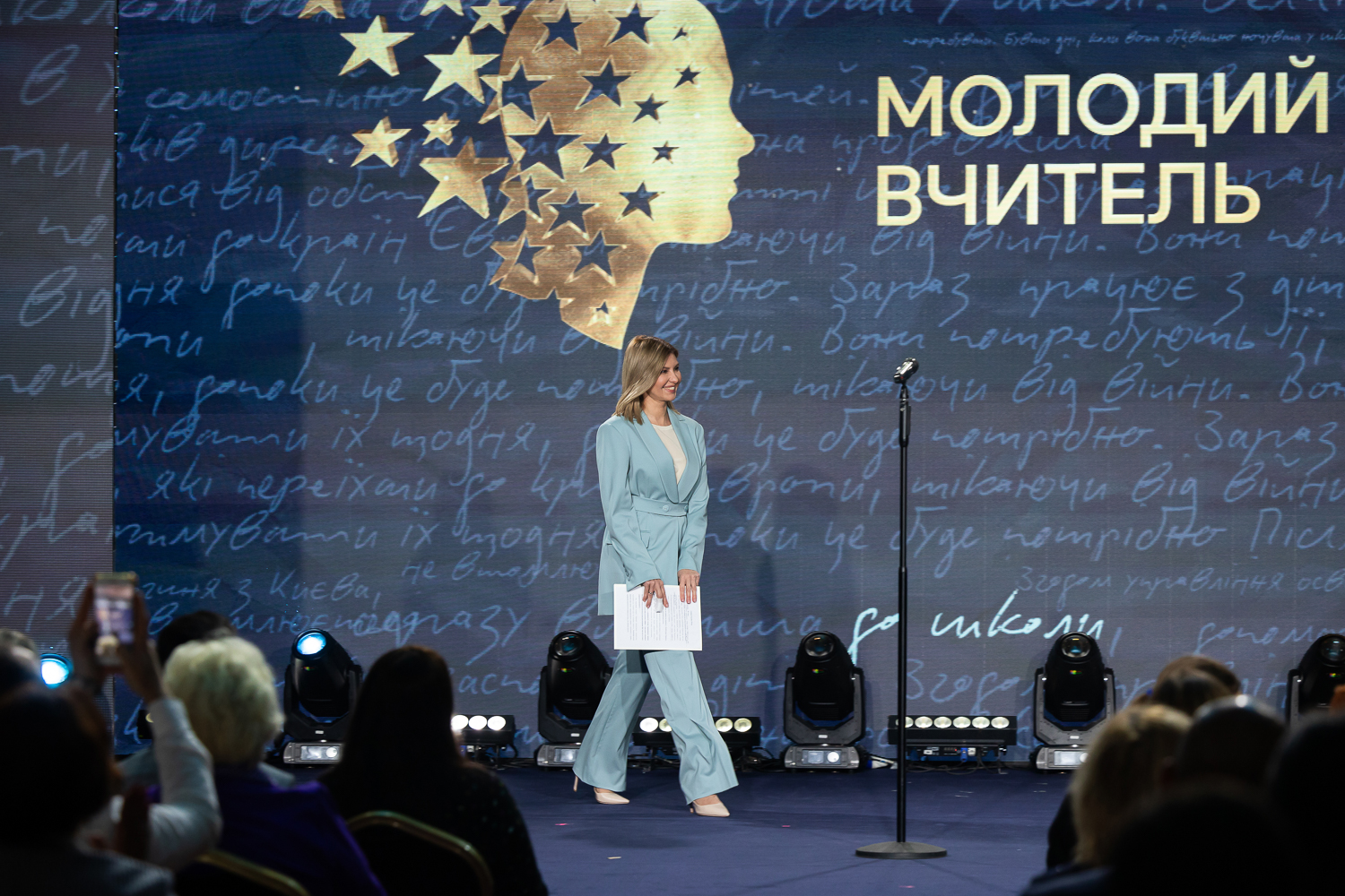 Елена Зеленская очаровала новым образом в небесном цвете (фото)