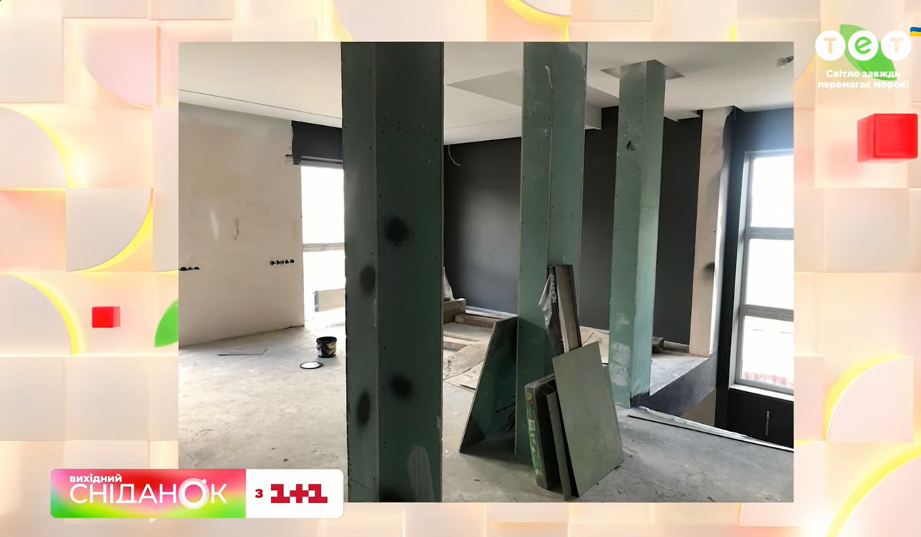 "Мені цього вистачає": Позитив вперше показав свій двоповерховий будинок, де два роки триває ремонт