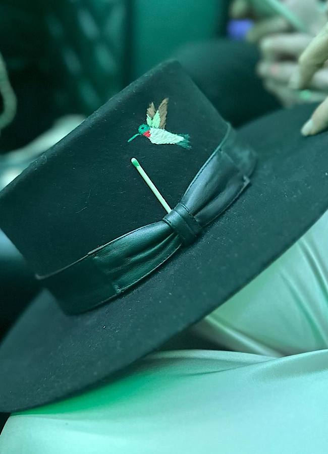 Джей Ло показала, як стильно поєднати капелюх з білим костюмом (фото)