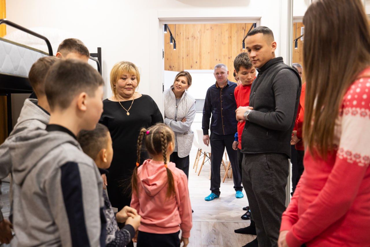 Олена Зеленська заселила багатодітну родину у новий будинок: "Передала ключі"