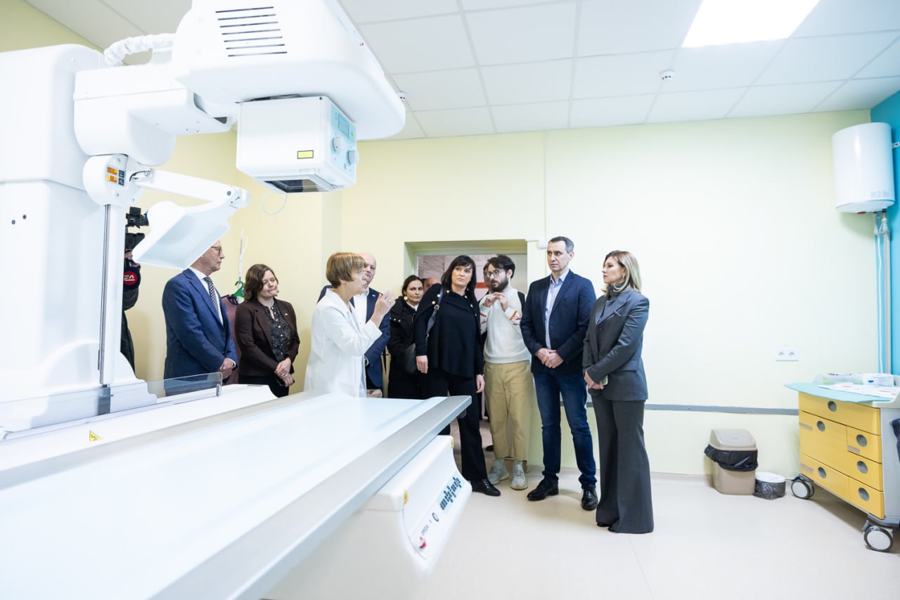 Елена Зеленская показала, как носить классический костюм с интересной формой брюк (фото)