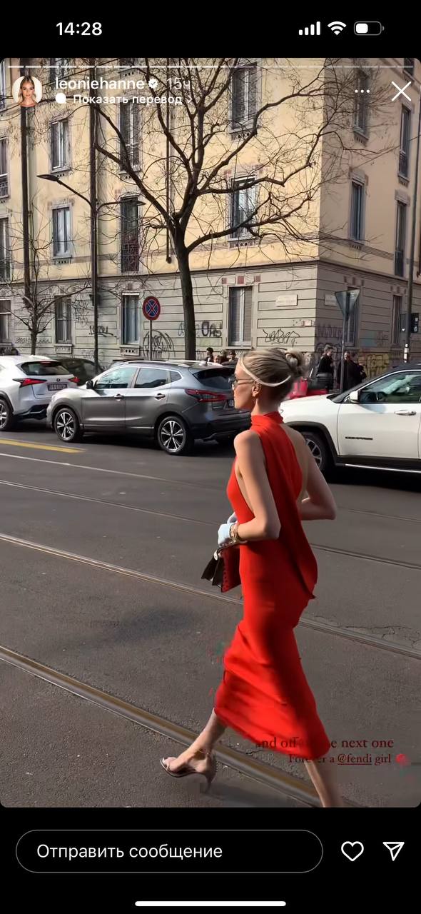 Леоні Ганне показала, як носити червону сукню з сумкою зі зміїним принтом (фото)