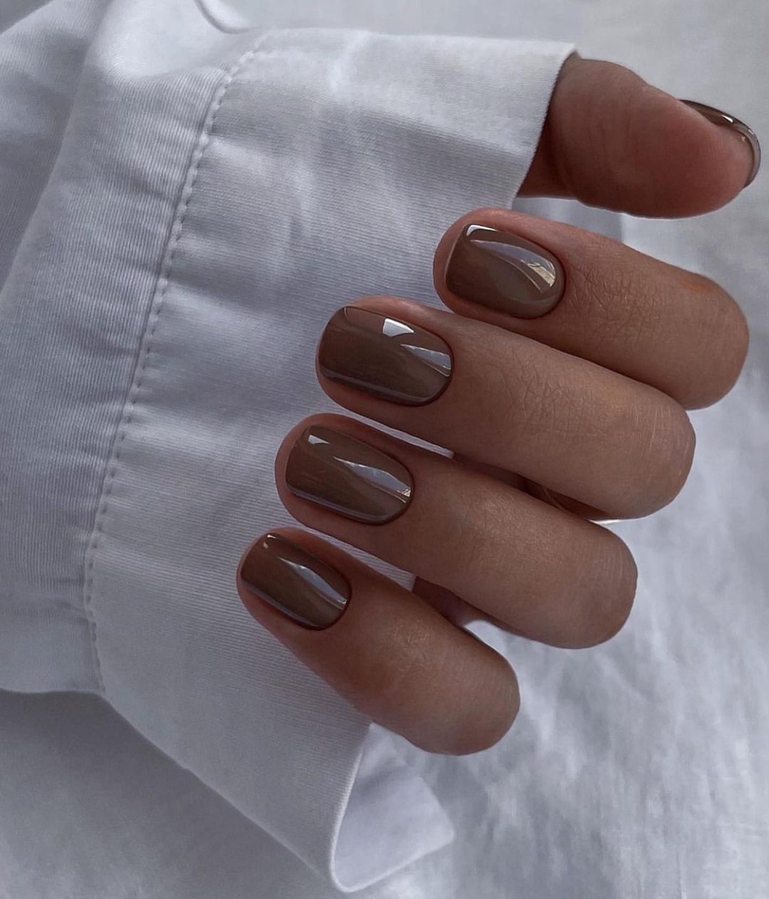 Ідеї модного манікюру на Новий рік 2025: святкові варіанти на короткі та довгі нігті