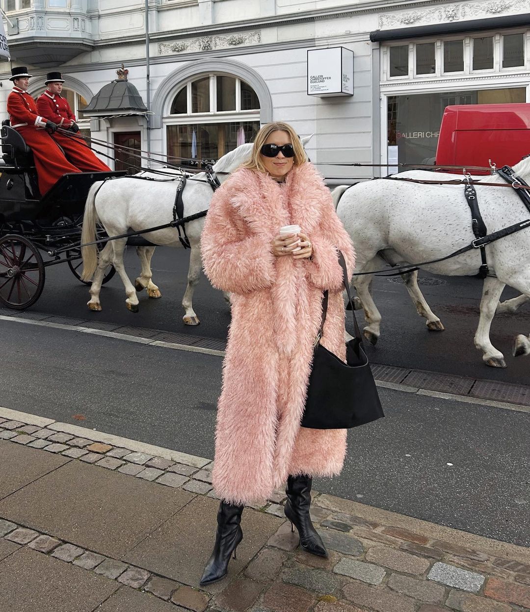 Як модно одягатися взимку: топ-5 трендових речей, які варто додати в свій гардероб у 2025 році