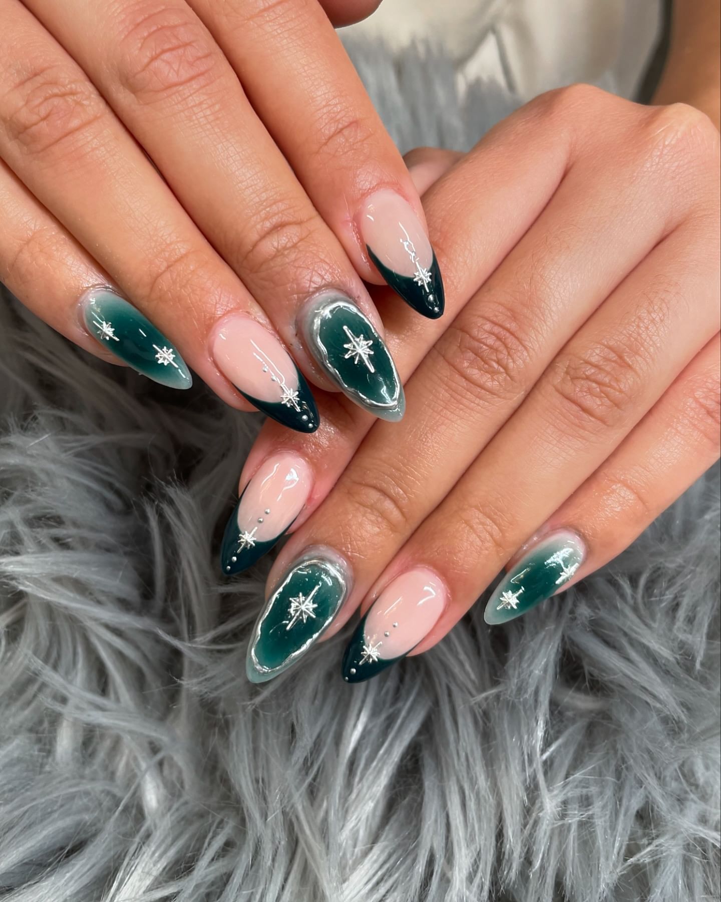 Який колір манікюру ідеально підходить для святкування Нового року-2025: фото