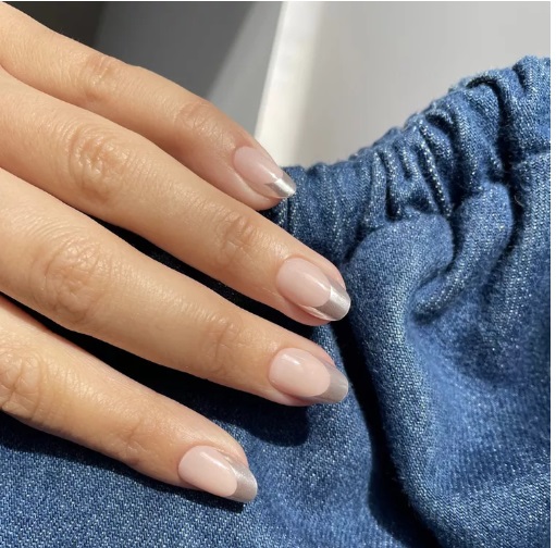 Свято на нігтях: 10 чудових ідей новорічного френч-манікюру