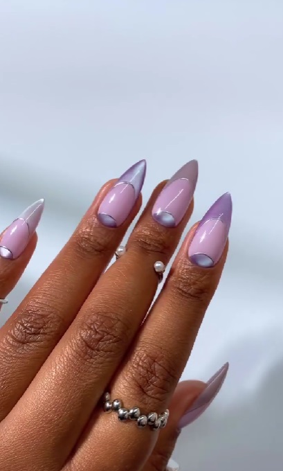 Маникюр "бархатное стекло" становится трендом: 11 модных идей на зиму 2025