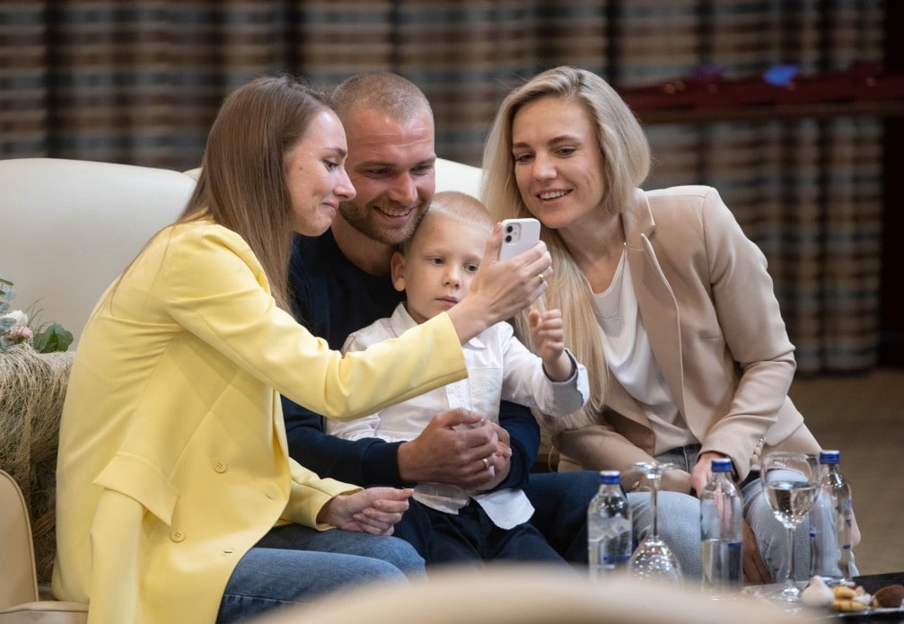 Командири "Азов" зустрілися з рідними у Туреччині: неймовірно зворушливі фото та відео