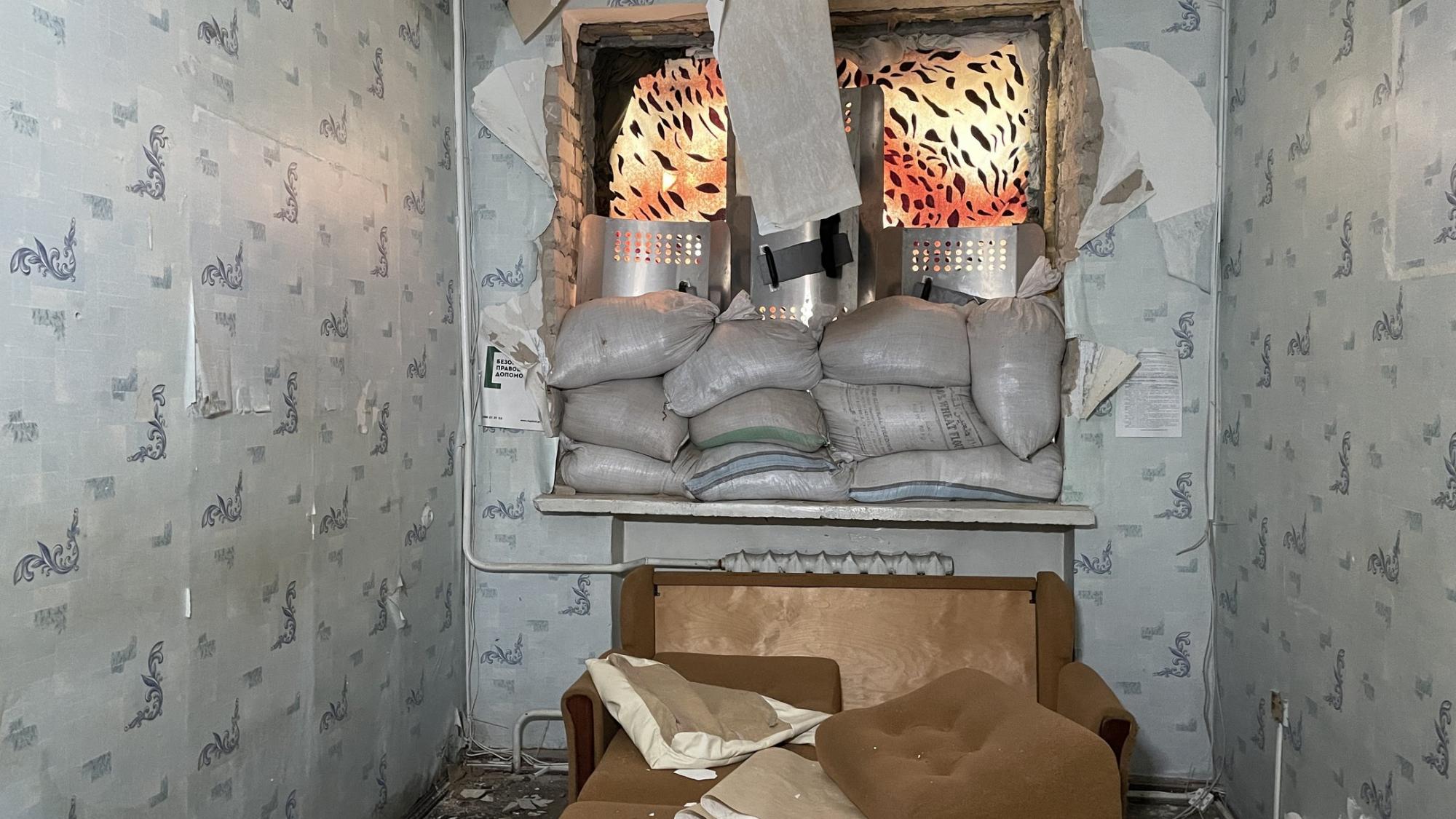 Электрические кабели и противогазы: появились новые фото из пыточной камеры оккупантов в Изюме