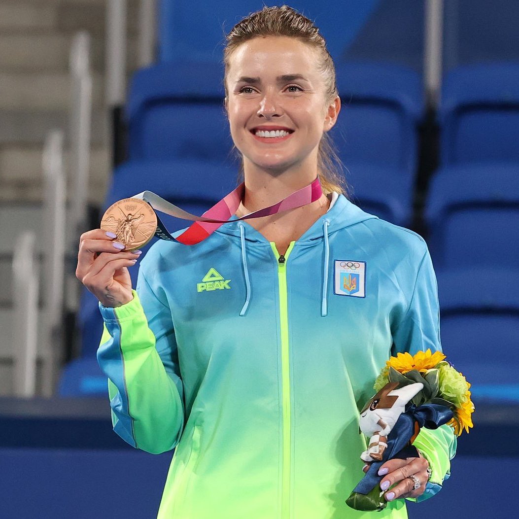 "Мій особливий день": Світоліна відсвяткувала ювілей у ефектній сукні з розрізом та боа