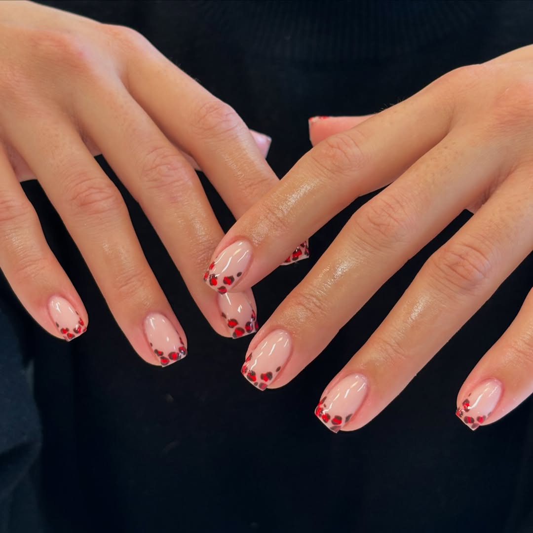 Трендовый маникюр на весну-2025: 7 идей стильного френча с яркими кончиками