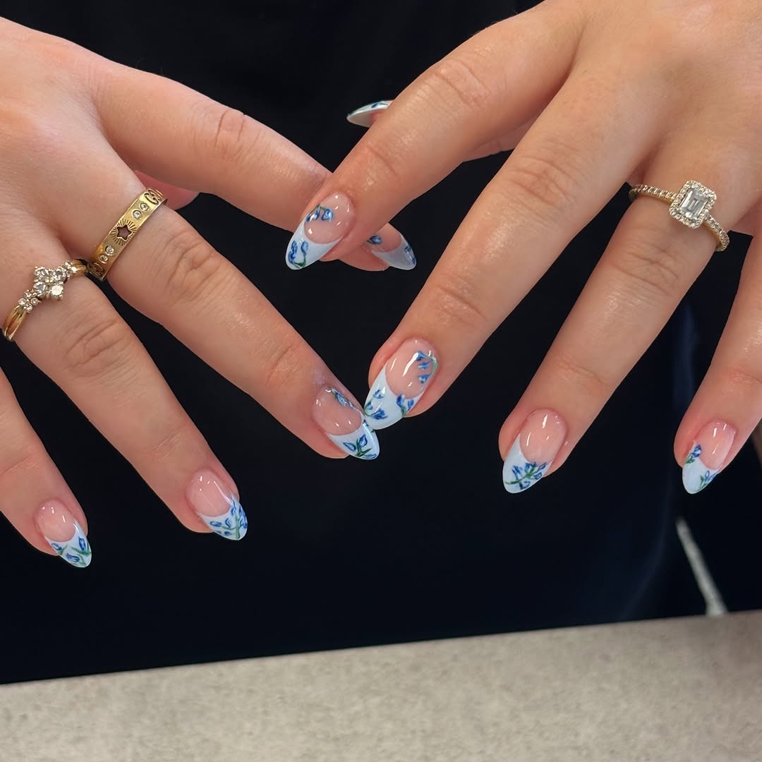 Трендовый маникюр на весну-2025: 7 идей стильного френча с яркими кончиками