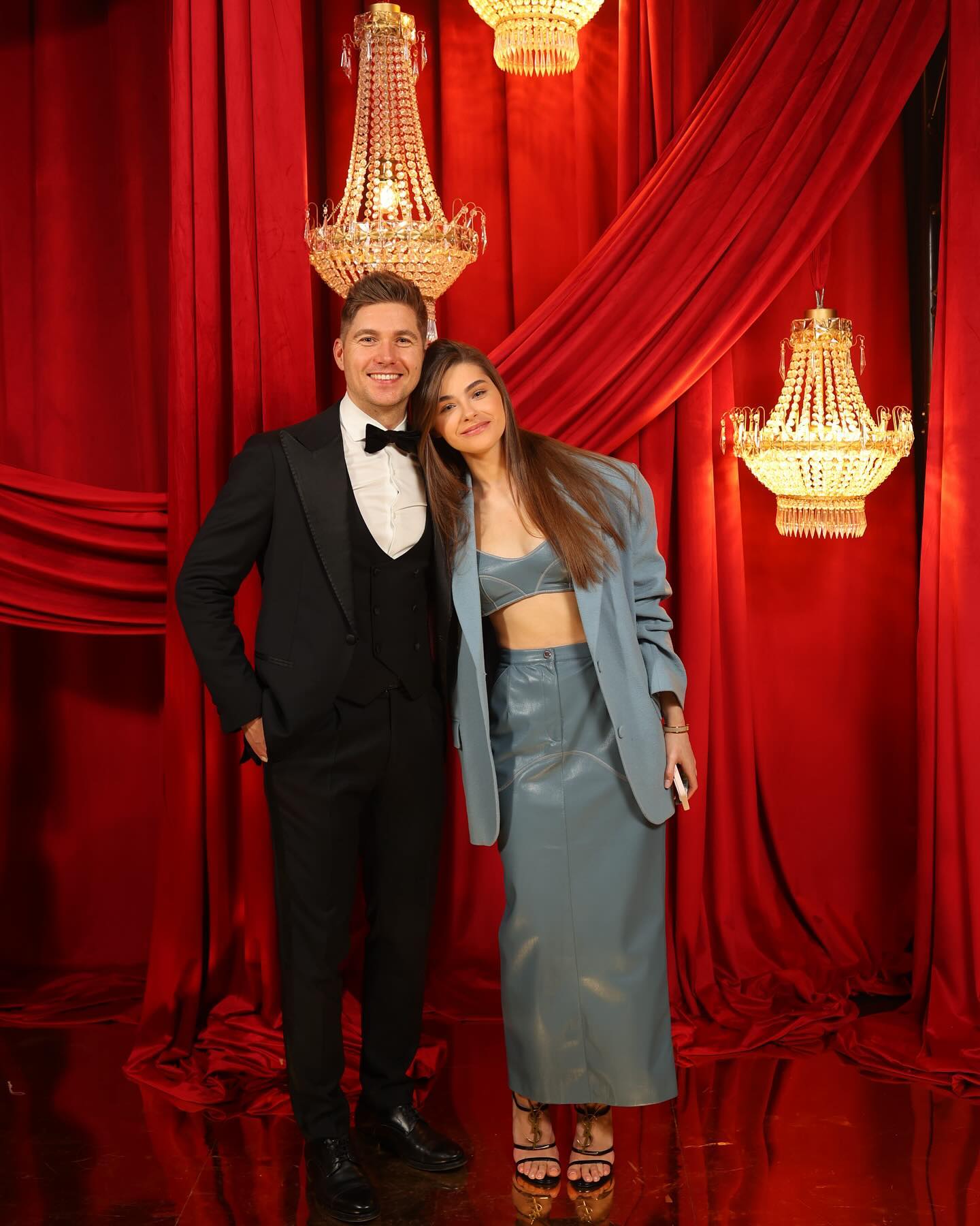 Ніжні обійми та поцілунки: вагітна дружина Остапчука розчулила романтичними фото з чоловіком