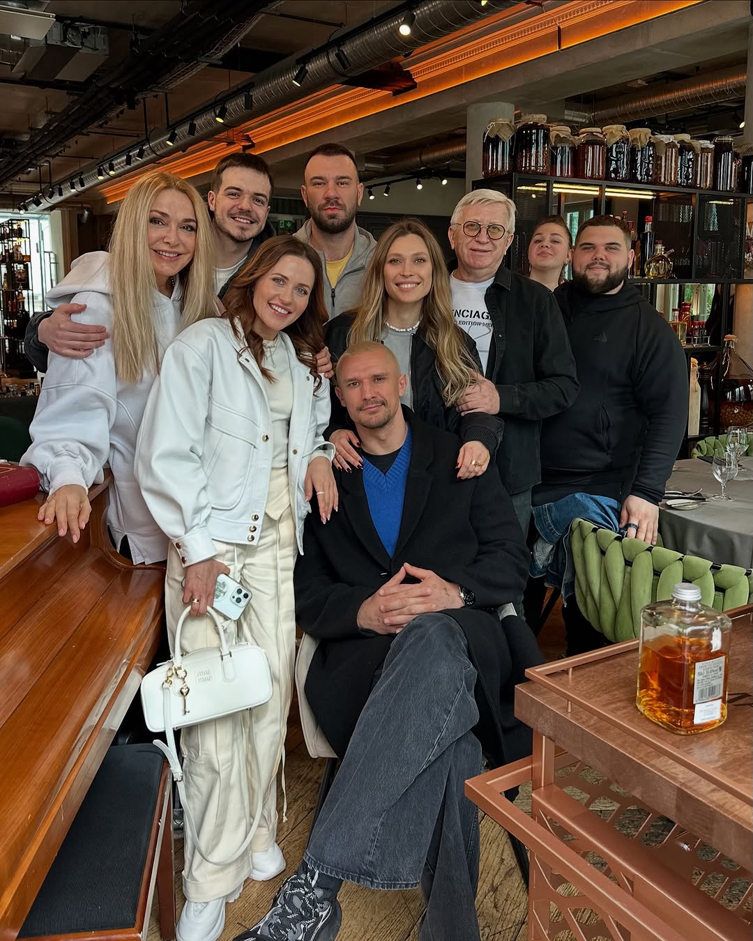 Джинси кольору кокосового молока - тренд весни 2025: як їх носить Наталка Денисенко