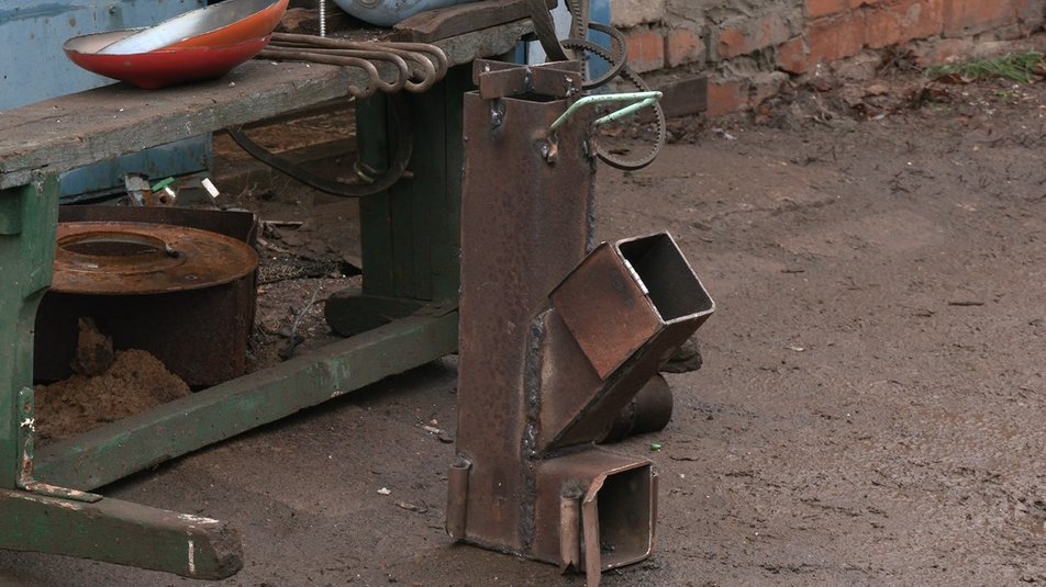 Ветеран АТО, якого не взяли на фронт через вік, виготовляє пічки для військових