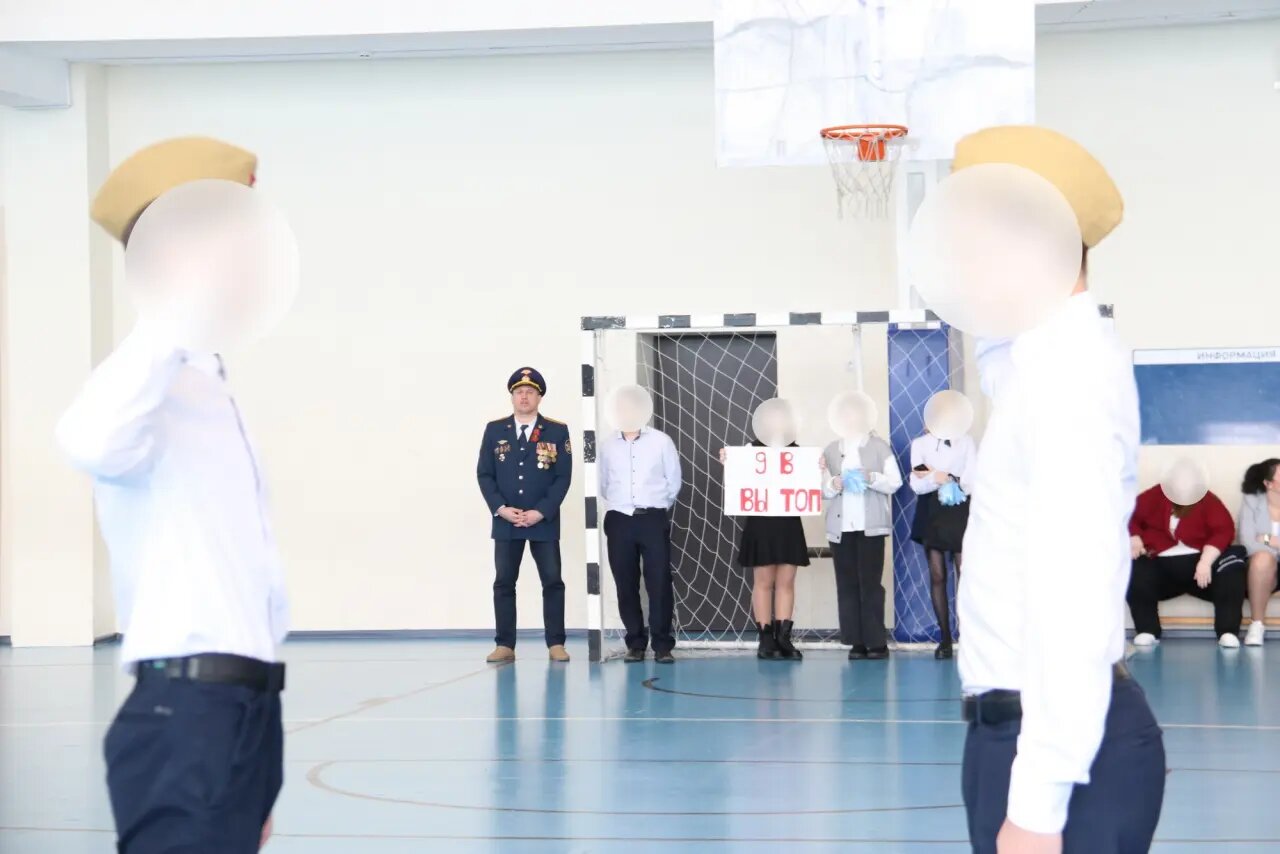 "Все радовались и аплодировали": в России школьников заставили зиговать (видео)