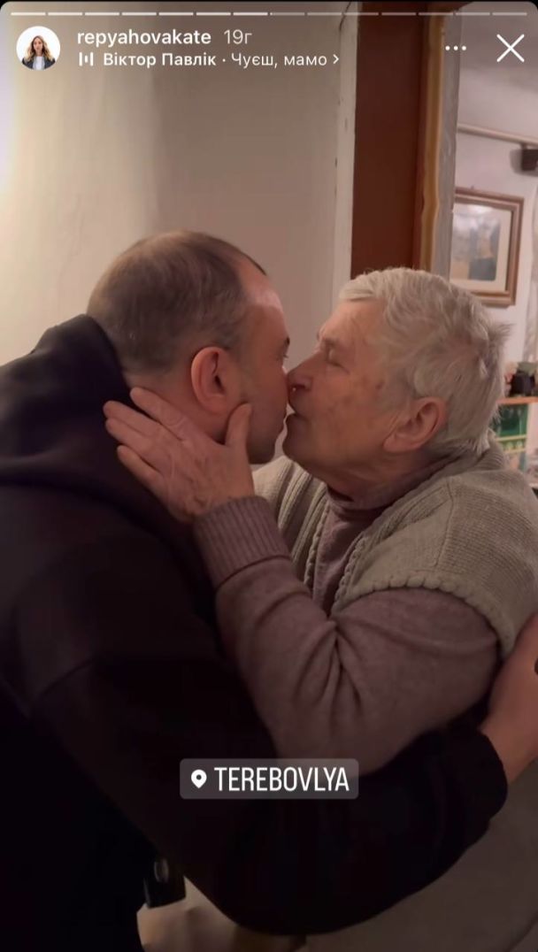 Виктор Павлик показался со своей 83-летней мамой, на которую похож, как две капли воды (фото)