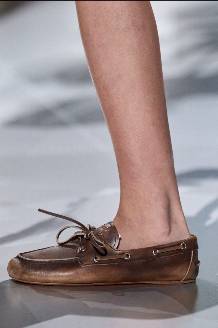 Мюли и молочные оттенки: стилист назвала главные обувные тренды весны 2025