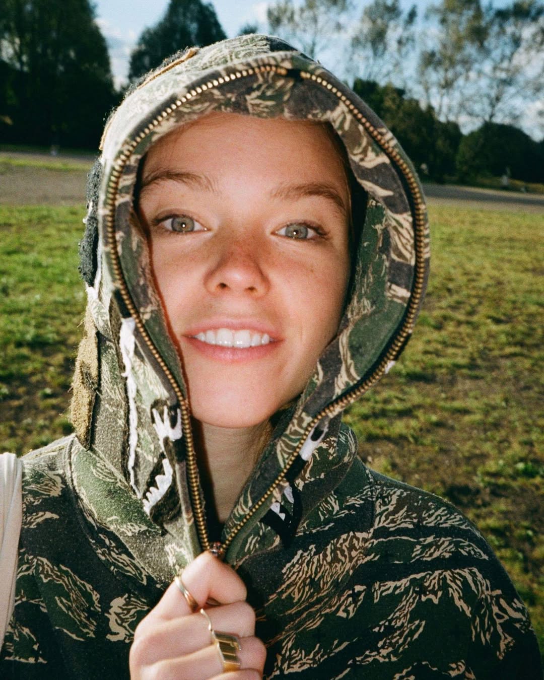 Як у реальному житті виглядає акторка, яка зіграла Рейніру Таргаріен у серіалі "Дім Дракона"