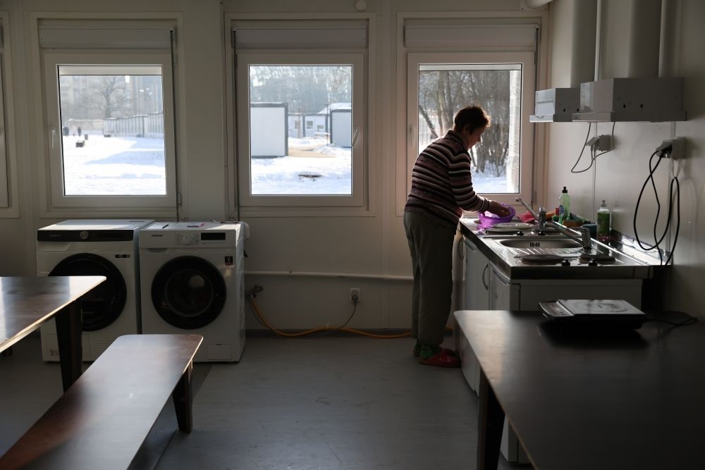 Як живуть переселенці у "зимовому" містечку у Львові (відео і фото)