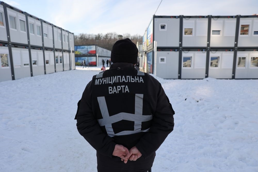 Як живуть переселенці у "зимовому" містечку у Львові (відео і фото)