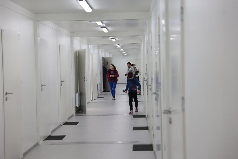 Як живуть переселенці у "зимовому" містечку у Львові (відео і фото)