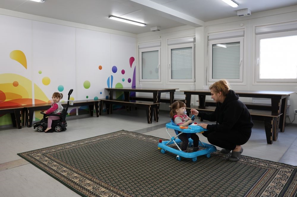 Як живуть переселенці у "зимовому" містечку у Львові (відео і фото)