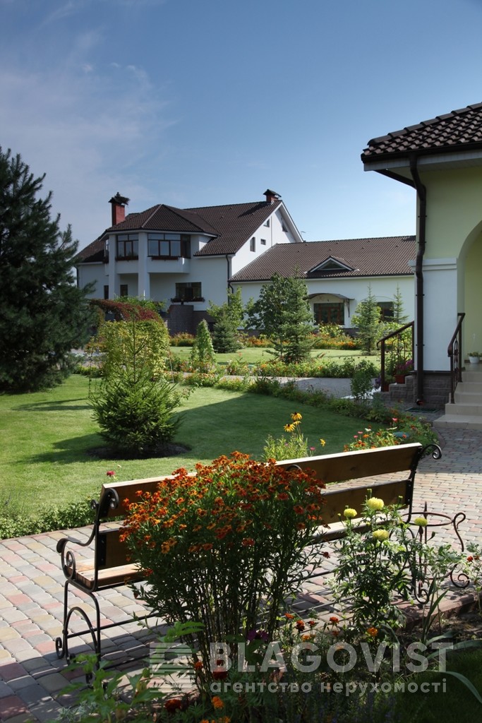 Під Києвом продають елітний особняк з місцем для тенісного корту і вертолітного майданчика (фото)