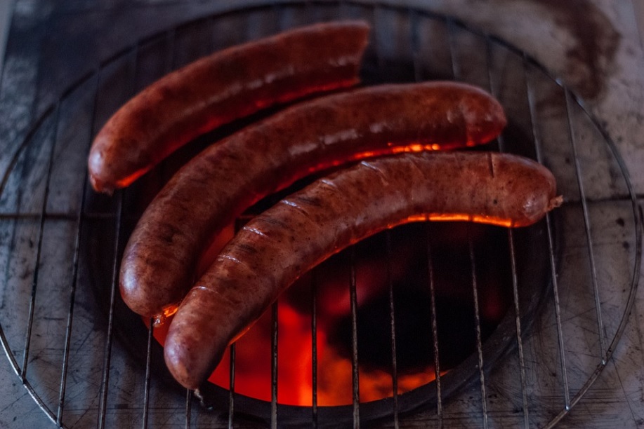 Мы готовим сосиски неправильно. Вот как нужно это делать