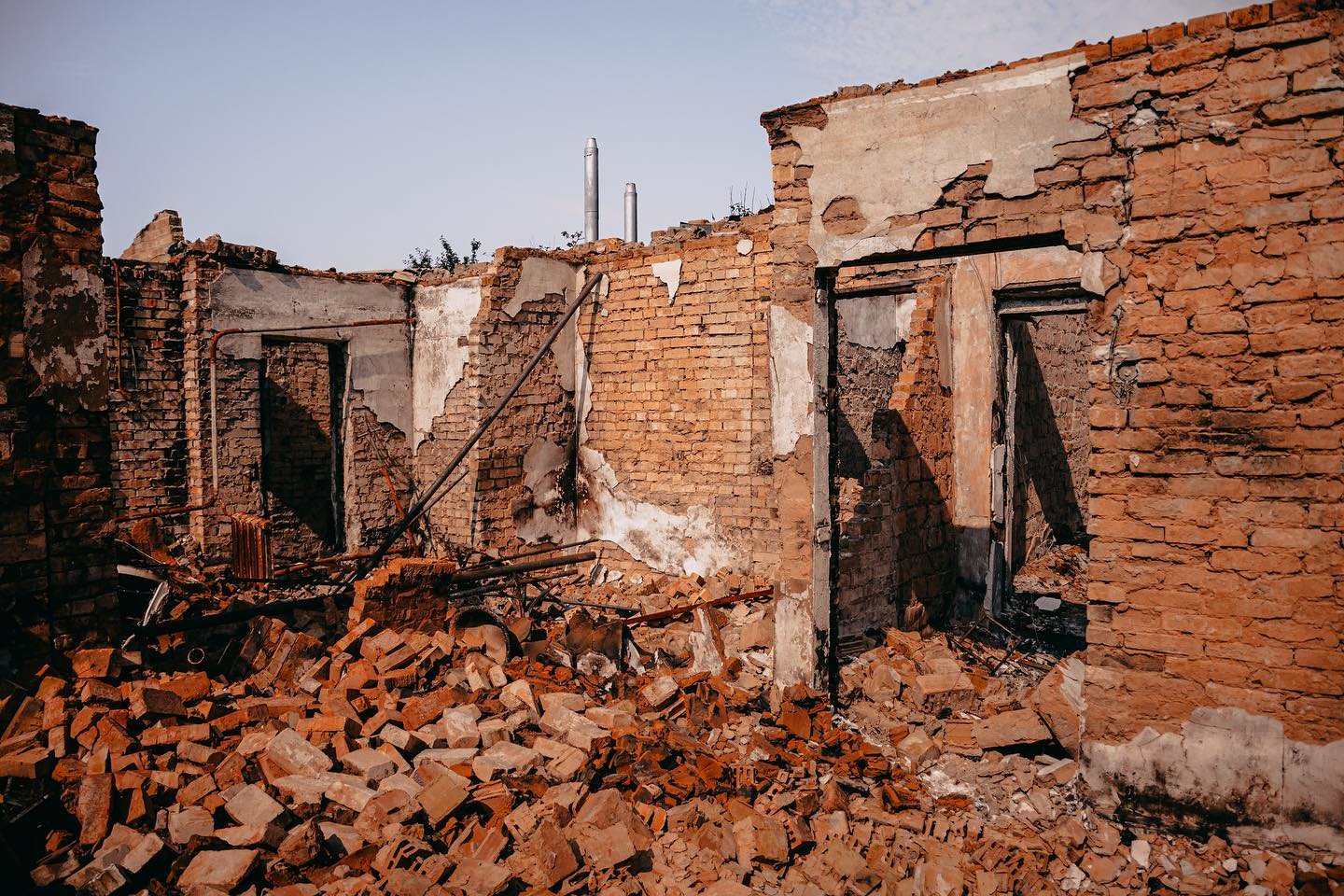 Путешественники ездят по Украине, разбирая заваленные дома: как живут и работают magic-люди