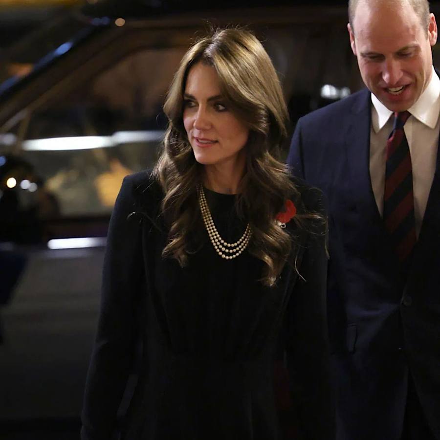 Кейт Миддлтон показала, как соединить изысканное черное платье с королевским жемчужным ожерельем (фото)