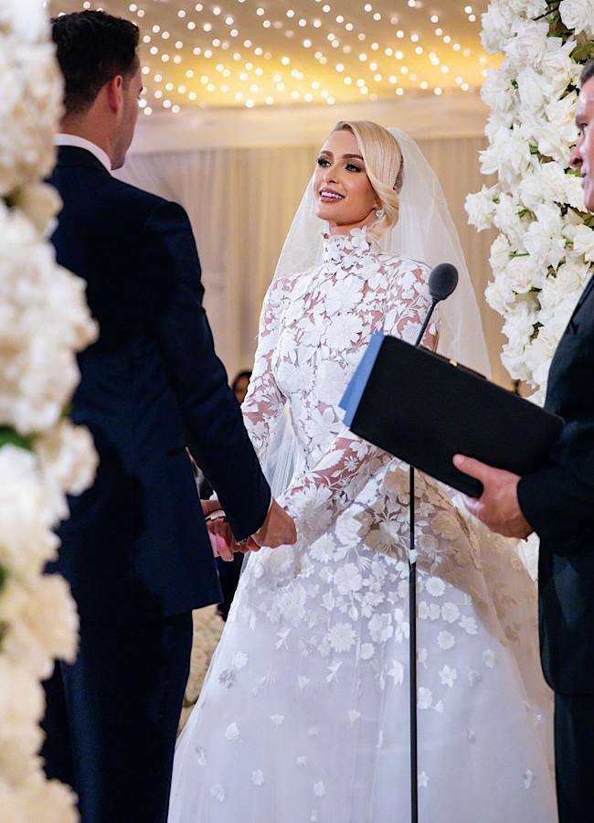 Пэрис Хилтон показала, как празднует вторую годовщину с любимым: "Счастлива и благодарна"