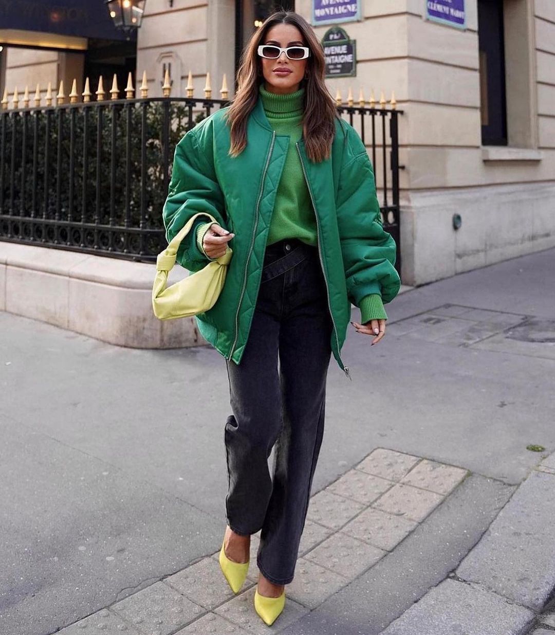 Як носити шкіряні речі навесні 2023, щоб виглядати мегастильно: фотопідбірка