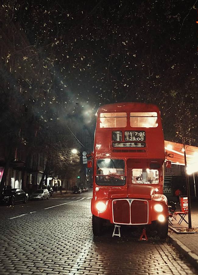 Знаете ли вы историю красного лондонского автобуса, который стал киевской кофейней в самом центре