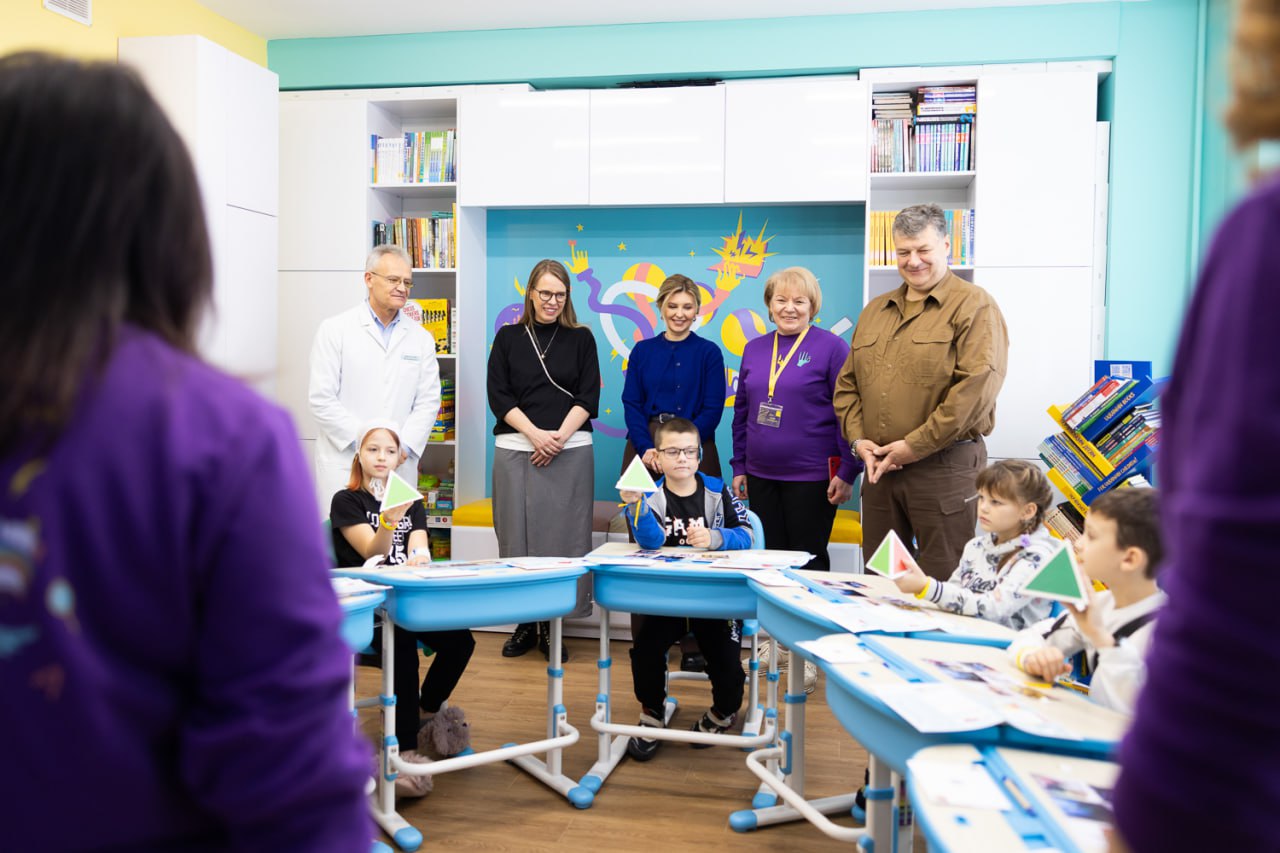 Олена Зеленська у яскравому вбранні привітала дітей з Днем Святого Миколая