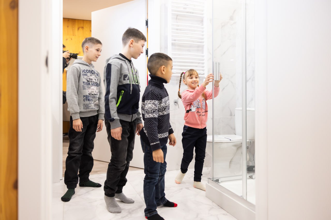 Олена Зеленська заселила багатодітну родину у новий будинок: "Передала ключі"