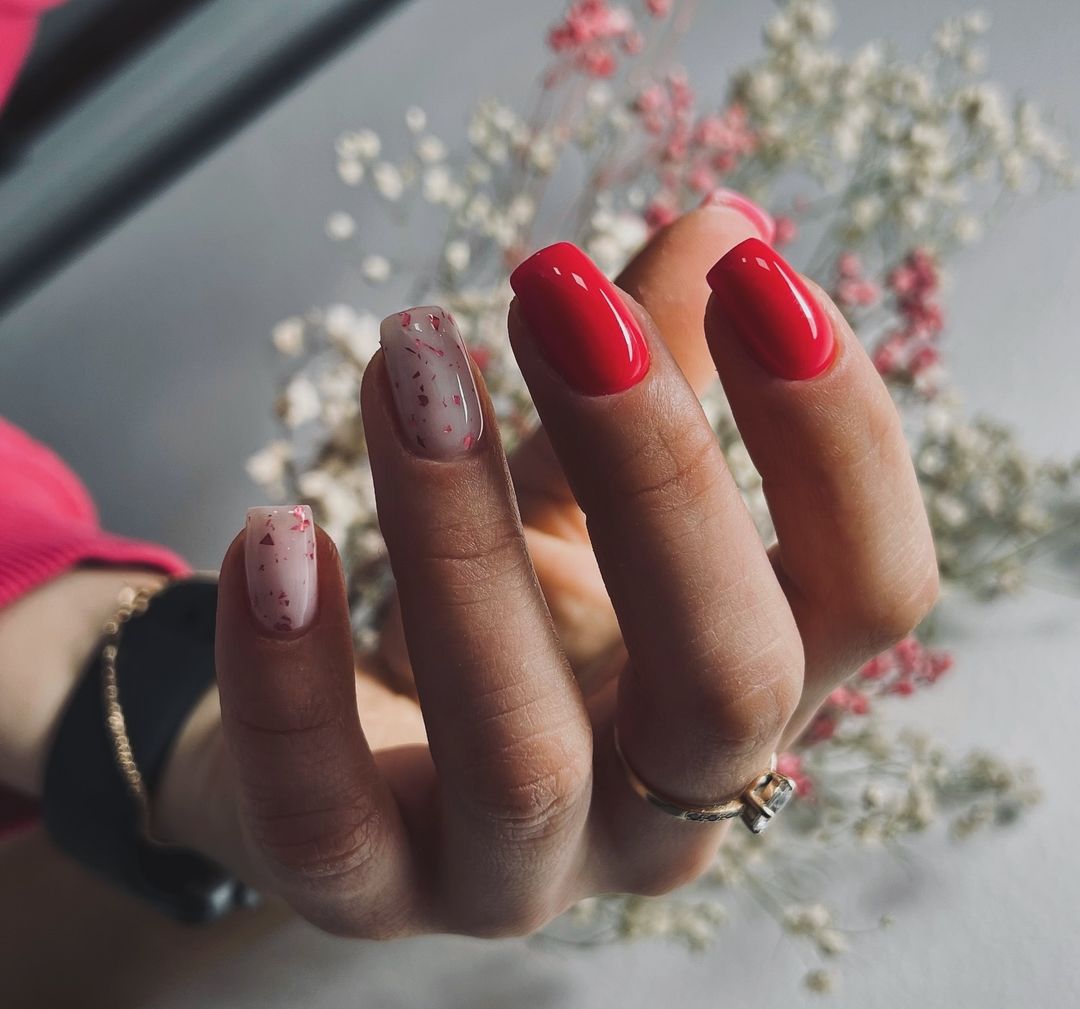 Червоний манікюр - вічна класика, яка завжди у тренді: ідеї дизайнів на осінь 2024
