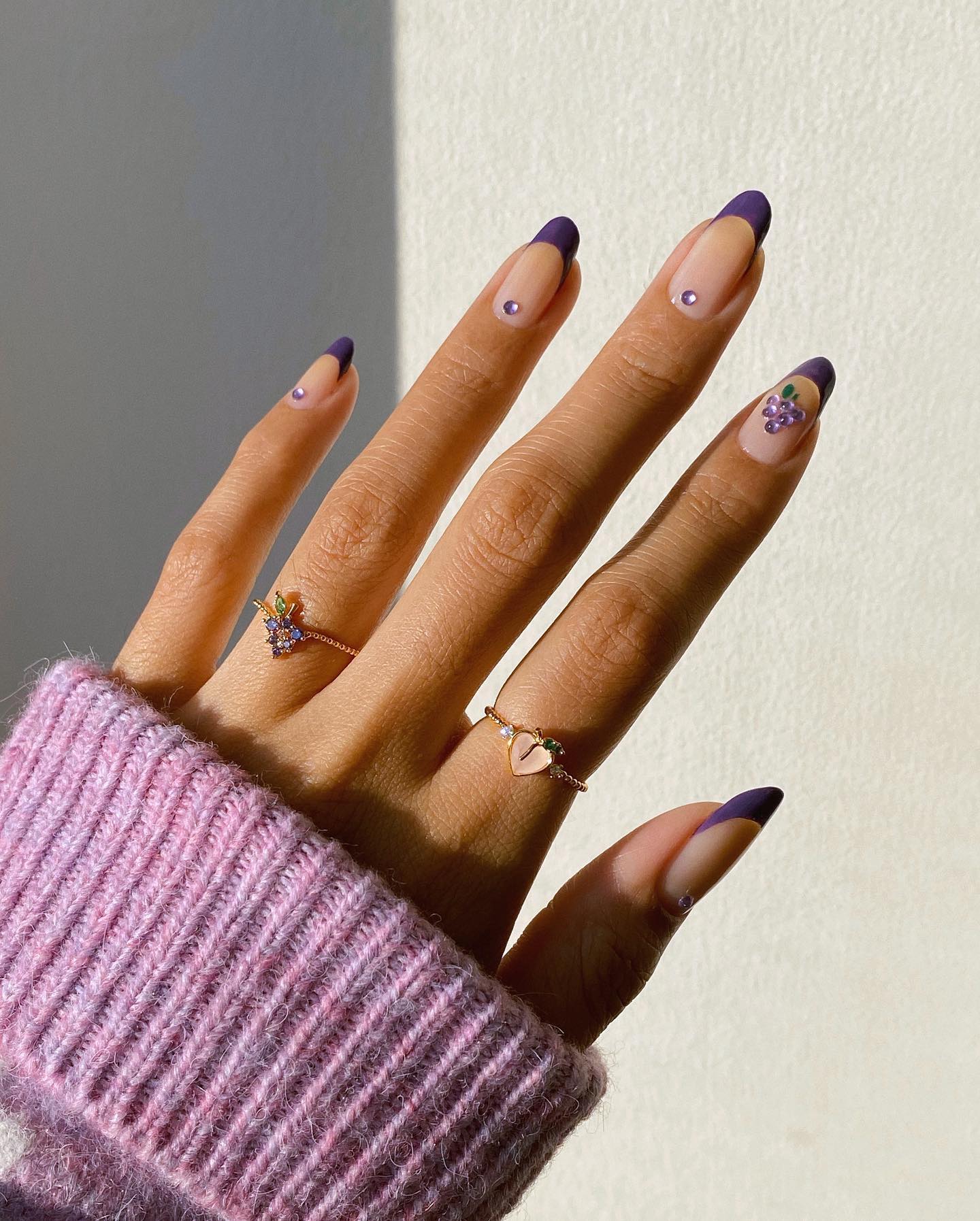 Трендовий манікюр на осінь: 7 ідей стильного "френча" з яскравими кінчиками