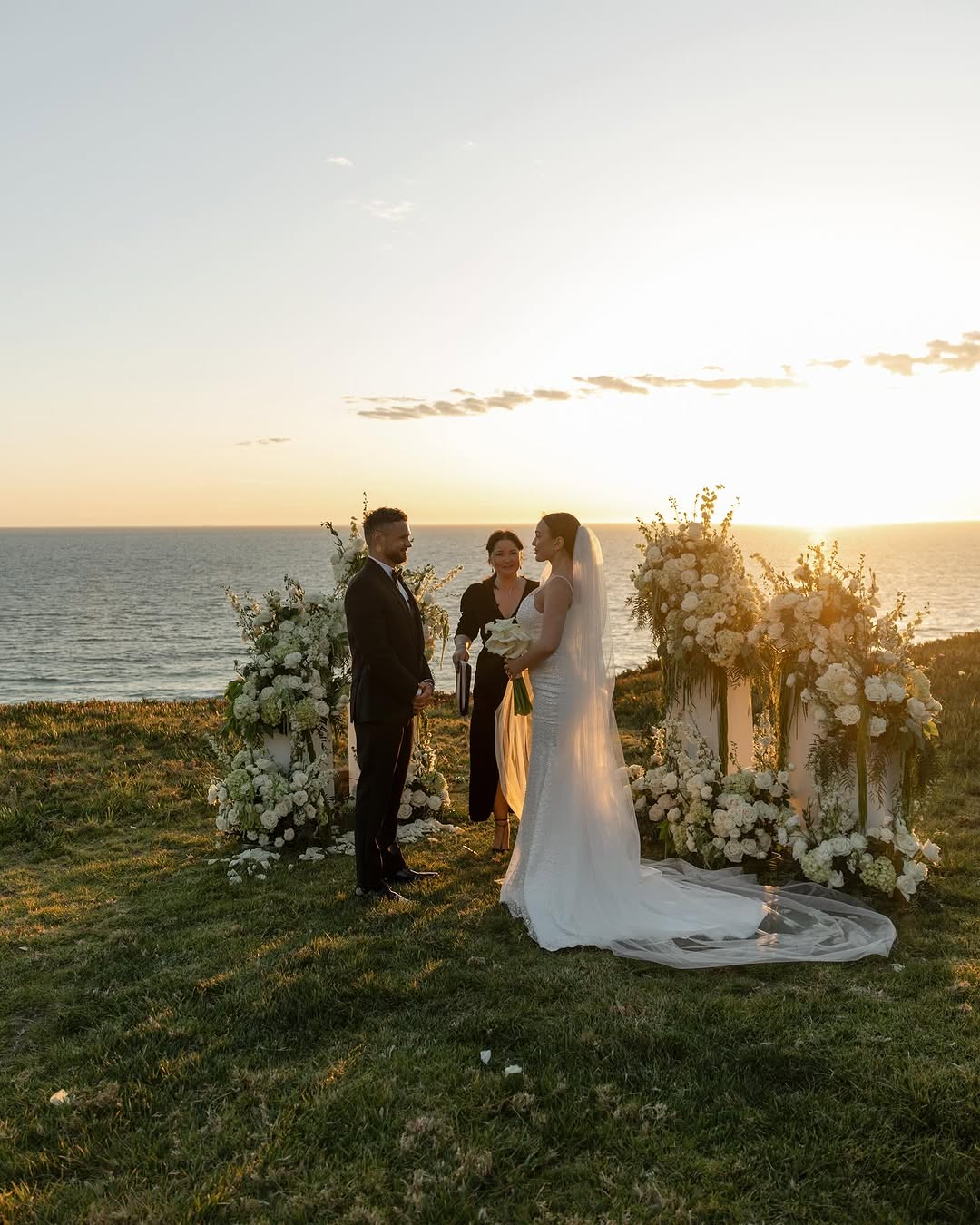 Звезда "Холостяка" вышла замуж на берегу океана: фото и видео роскошной свадьбы