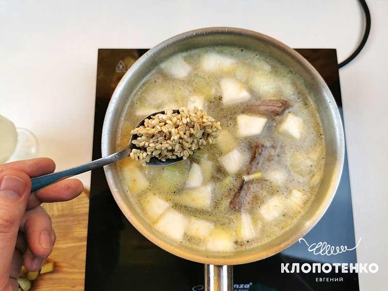 Клопотенко поделился рецептом идеального рассольника, добавив туда "нестандартные" огурцы