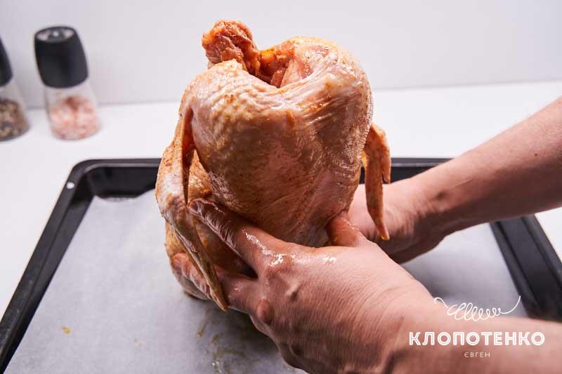 Клопотенко поделился рецептом идеальной запеченной курицы, усадив ее на пивную банку
