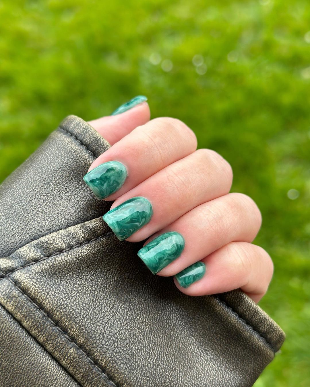 Щасливий колір місяця: який манікюр притягне гроші та кохання у грудні