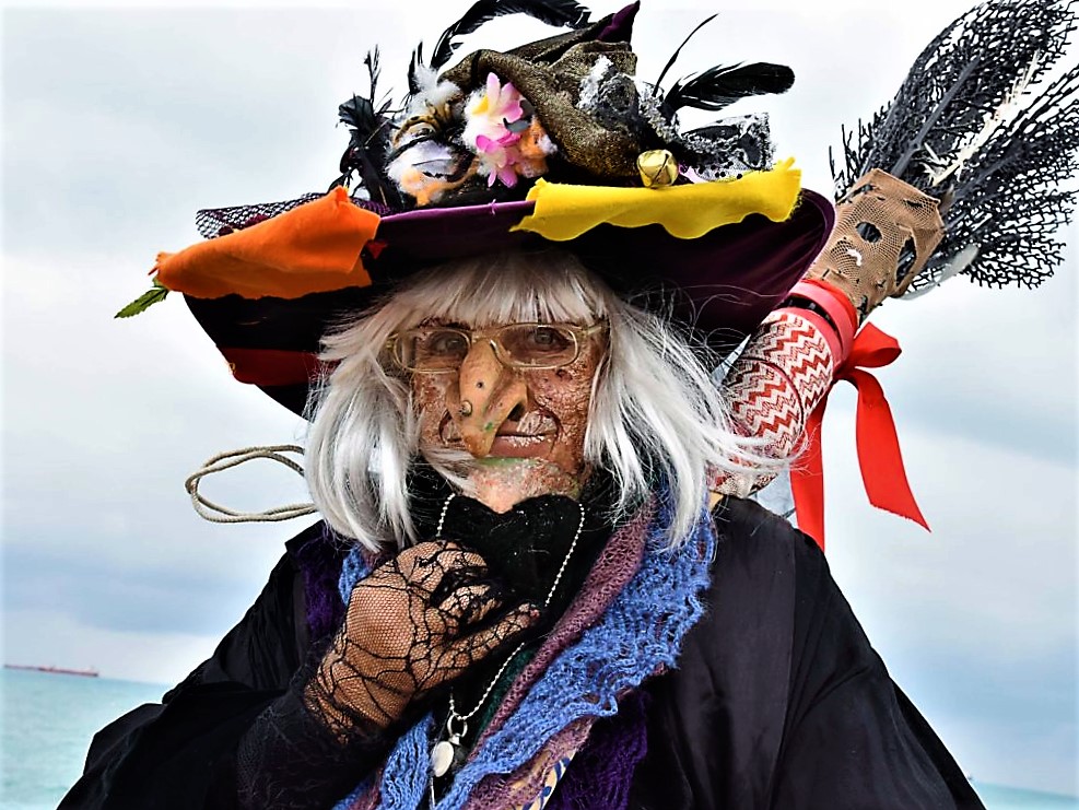 Ночь редиса, зомби-конь и ролики с петардами: 13 самых странных рождественских традиций в мире