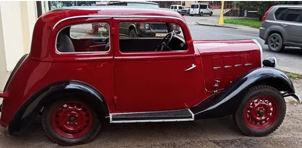 Українець з купи металобрухту відновив раритетний автомобіль 1930 років