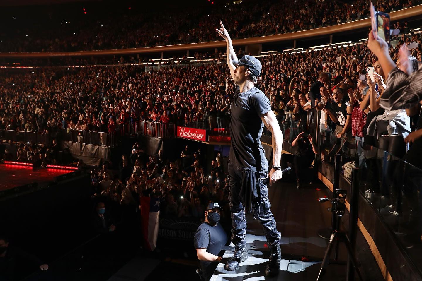 5 звезд, которые устроили личную жизнь своим фанатам