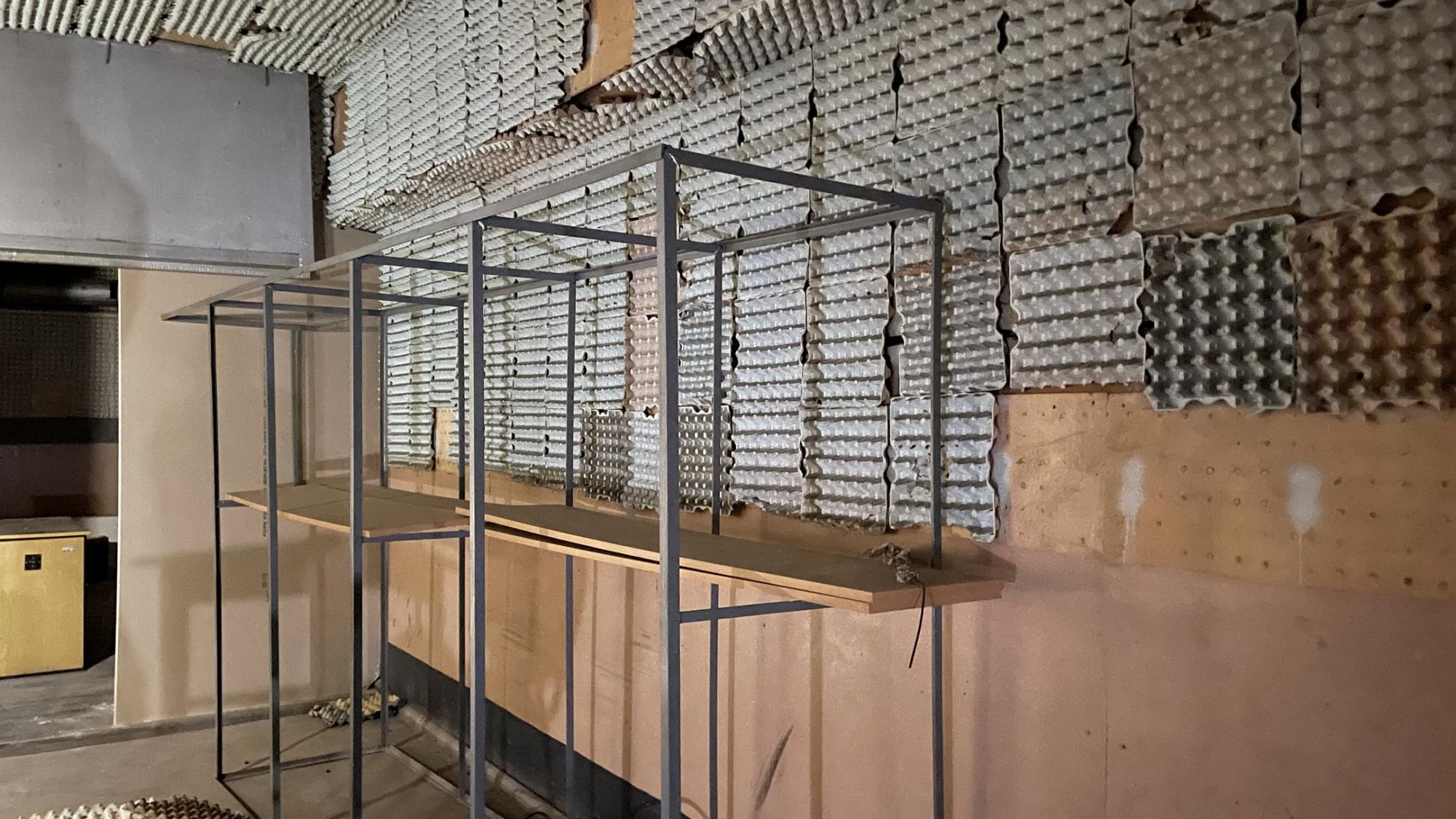 Электрические кабели и противогазы: появились новые фото из пыточной камеры оккупантов в Изюме