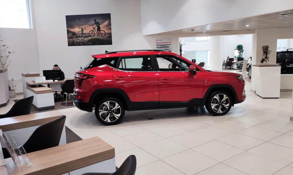 Автосалони відкрились, покупців немає. У Росії почали продавати "ганебні" "Москвичі" (фото)